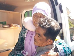 Cerita Triharyono 14 Tahun Jadi Pendamping CJH Lansia di Embarkasi Surabaya Cerita Triharyono 14 Tahun Jadi Pendamping CJH Lansia di Embarkasi Surabaya
