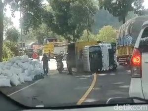 Disenggol Pikap, Truk Pengangkut Pupuk Kandang Terguling di Sumedang