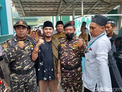 Puluhan Banser Jaga dan Kawal Ustaz Hanan Attaki Saat Ceramah di Gresik