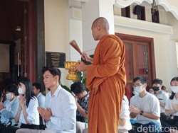 Hari Waisak 2023: Umat Sembahyang di Patung Buddha Tidur Kota Batu