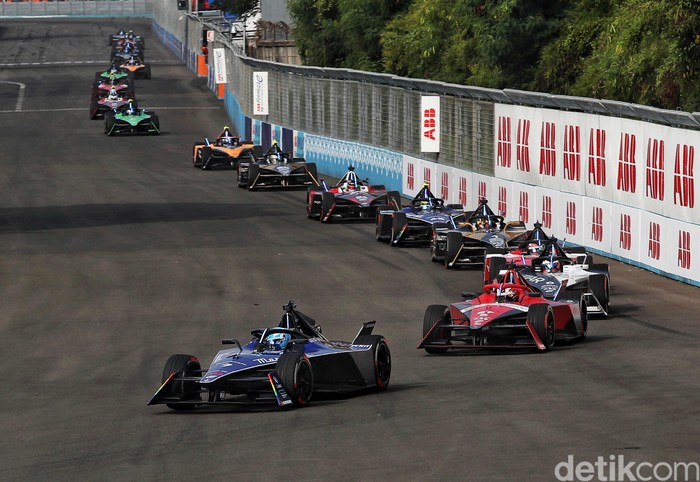 Para pebalap memacu kecepatan di saat balapan Formula E 2023 Jakarta seri ke-11 di Jakarta International E-Prix Circuit (JIEC), Minggu (4/6/2023).
