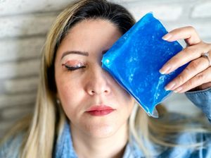 8 Manfaat Es Batu Untuk Wajah, Bisa Ngilangin Kantung Mata!