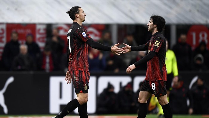 STADIO GIUSEPPE MEAZZA, MILAN, ITALY - 2023/02/26: Zlatan Ibrahimovic (L) of AC Milan shakes hands with Sandro Tonali of AC Milan during the Serie A football match between AC Milan and Atalanta BC. AC Milan won 2-0 over Atalanta BC. (Photo by Nicolò Campo/LightRocket via Getty Images)