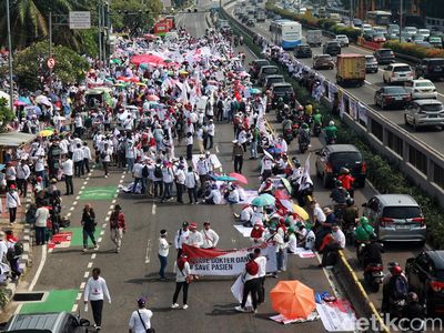 Ada Demo Nakes, Jalan Gatot Subroto Depan DPR Macet