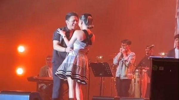 7 Potret Ariel dan BCL di Panggung yang Bikin Baper