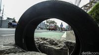 Awas! Gorong-gorong Terbuka di Jalan Cut Mutia Bekasi, Tutupnya Rusak