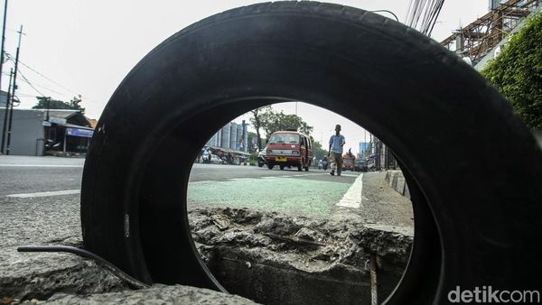 Awas! Gorong-gorong Terbuka di Jalan Cut Mutia Bekasi, Tutupnya Rusak