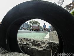 Awas! Gorong-gorong Terbuka di Jalan Cut Mutia Bekasi, Tutupnya Rusak