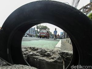 Awas! Gorong-gorong Terbuka di Jalan Cut Mutia Bekasi, Tutupnya Rusak