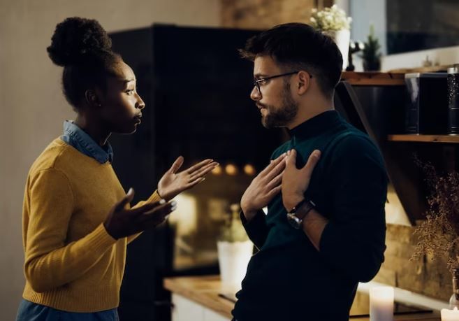 Pasangan sedang berdebat