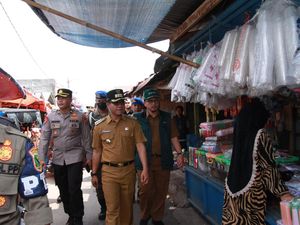 Bupati Bandung Tinjau Tempat Jualan Sementara Pedagang Pasar Banjaran