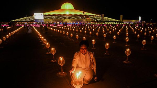 Cahaya Lampu Hiasi Kuil Wat Phra Dhammakaya Thailand Saat Waisak