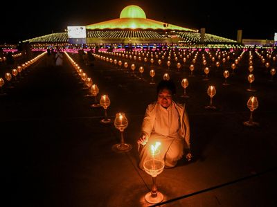 Cahaya Lampu Hiasi Kuil Wat Phra Dhammakaya Thailand Saat Waisak