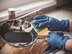 7 Bahan Alami Penghilang Bau Daging yang Menempel di Alat Masak