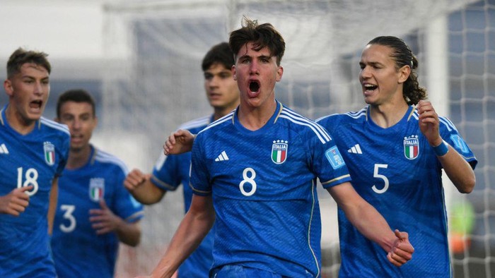Italys midfielder Cesare Casadei celebrates after scoring a goal during the Argentina 2023 U-20 World Cup quarter-final football match between Colombia and Italy at the San Juan del Bicentenario stadium in San Juan, Argentina, on June 3, 2023. (Photo by Andres Larrovere / AFP) (Photo by ANDRES LARROVERE/AFP via Getty Images)
