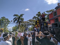Massa Geruduk Kantor Bupati Lombok Barat Tuntut Dirut PDAM Dicopot