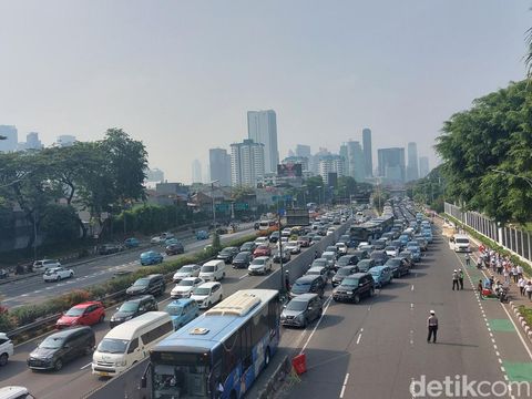Demo Nakes di Depan DPR Tutupi Jalan, Pengendara Melintas Via Busway