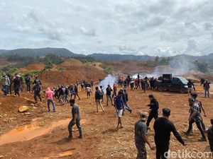 Demo Warga di PT Antam Konawe Utara Ricuh, Massa-Polisi Saling Lempar Batu Demo Warga di PT Antam Konawe Utara Ricuh, Massa-Polisi Saling Lempar Batu
