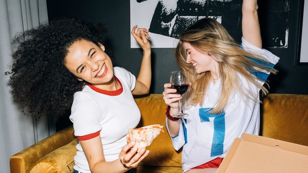 Ilustrasi dua orang perempuan yang terlihat bahagia.