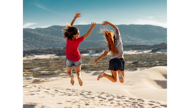 Ilustrasi dua orang perempuan yang terlihat bahagia.