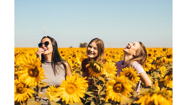 Ilustrasi sekumpulan perempuan yang tampak tertawa bahagia.