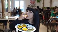 Gaya Keren Dinar Candy Saat Makan Salad dan Kue Lumpur