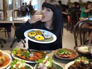 Gaya Keren Dinar Candy Saat Makan Salad dan Kue Lumpur