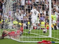 Penyerang Prancis itu keluar usai 14 tahun membela Los Blancos. Kabar hengkangnya Benzema diumumkan oleh klub. Kedua belah pihak sepakat menyudahi kerja sama meski kontrak Benzema sejatinya habis tahun depan. AP/Manu Fernandez  