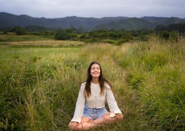 perempuan sedang duduk di alam terbuka