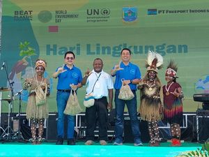 Didukung Freeport, Warga Jalan Sehat Bersihkan Sampah Plastik di Nabire