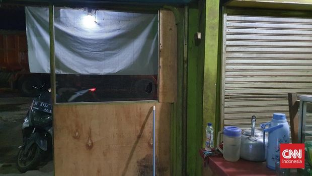 Rumah makan di jalur tambang Jalan Sudamanik, Kecamatan Parung Panjang, Bogor.