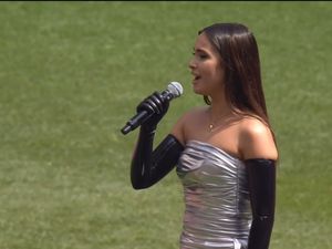 Tampil di Final Piala FA, Penyanyi Jadi Sorotan Disebut Pakai Kostum BDSM