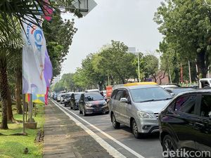 Massa Partai Buruh Long March ke MK, Lalin Jl Medan Merdeka Selatan Macet