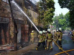 Kebakaran Warkop di Kwitang Dipicu Selang Kompor, 1 Orang Luka