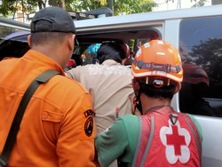 Biker di Surabaya Tewas Tertabrak Mobil Setelah Bersenggolan Sesama Motor