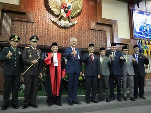 Sumanto Resmi Dilantik Jadi Ketua DPRD Jawa Tengah Sumanto Resmi Dilantik Jadi Ketua DPRD Jawa Tengah