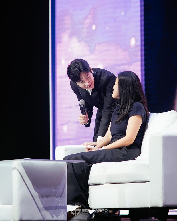 Kim Seon Ho bermain reka adegan bersama penggemar di acara fan meeting Jakarta/Foto: Instagram.com/mecimapro Kim Seon Ho bermain reka adegan bersama penggemar di acara fan meeting Jakarta