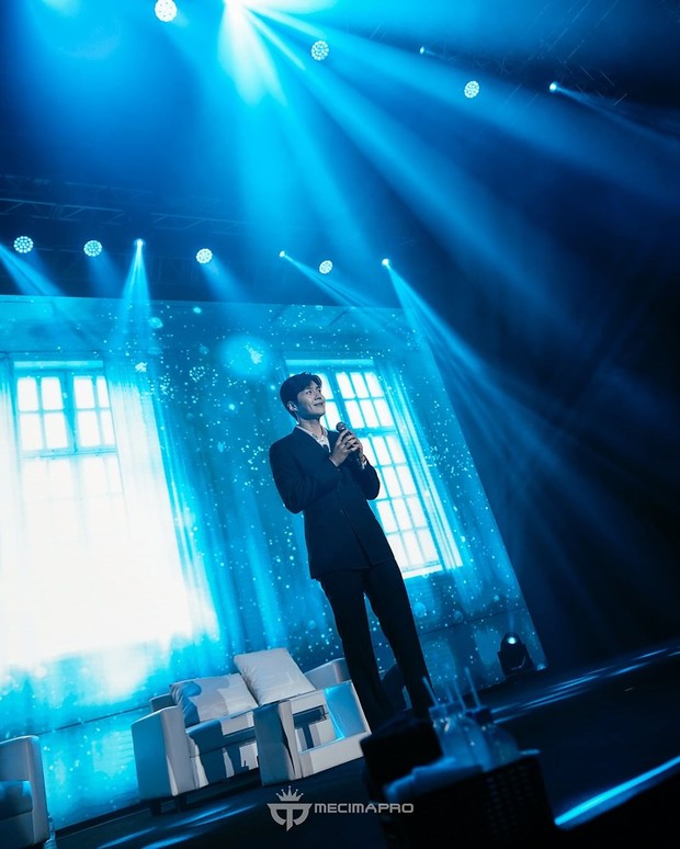 Kim Seon Ho menyanyikan lagu Every Day Every Moment di Acara Fan Meeting/Foto: Instagram.com/mecimapro Kim Seon Ho menyanyikan lagu Every Day Every Moment di Acara Fan Meeting