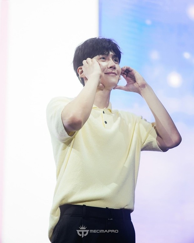 Kim Seon Ho terkesan dengan fanchant yang dibuat para fans/Foto: Instagram.com/mecimapro Kim Seon Ho terkesan dengan fanchant yang dibuat para fans