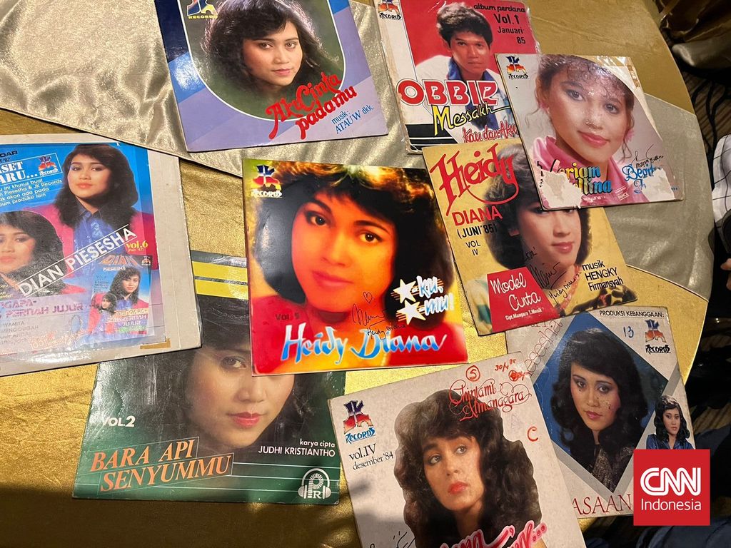 Sunderi dan istri, kolektor piringan hitam klasik asal Bangka menyambangi konser Senandung Rindu untuk 'melegalisir' koleksi vinyl JK Records di Jakarta, Sabtu (3/6).