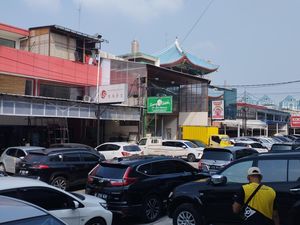 Ruko Makan Jalan di Pluit Ramai Pembeli Meski Masih Ada Pembongkaran Ruko Makan Jalan di Pluit Ramai Pembeli Meski Masih Ada Pembongkaran