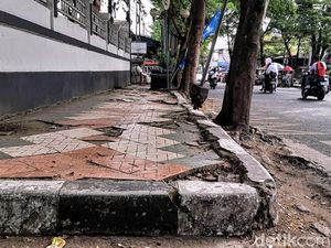 Trotoar di Jalan Siliwangi Kabupaten Sukabumi yang Tak Cantik Lagi