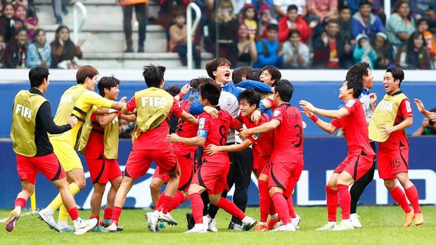 Soccer Football - FIFA U20 World Cup Argentina 2023 - Quarter Final - South Korea v Nigeria - Estadio Unico Madre de Ciudades, Santiago del Estero, Argentina - June 4, 2023 South Korea's Choi Seok-Hyun celebrates scoring their first goal with teammates REUTERS/Matias Baglietto