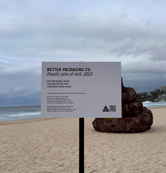 Kotoran raksasa di Pantai Bondi, Australia
