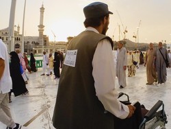 Jemaah Haji Diimbau Gunakan Jasa Kursi Roda Resmi di Masjidil Haram
