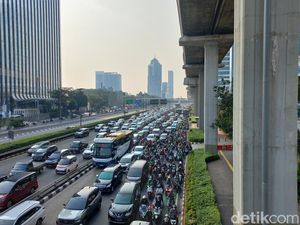 Jl Gatsu Arah Slipi Macet Imbas Perbaikan Jalan, Suara Klakson Bersahutan