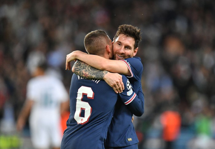 PARIS, FRANCE - SEPTEMBER 28: Lionel Messi celebrates with Marco Verratti after scoring Paris Saint-Germains second goal during the UEFA Champions League group A match between Paris Saint-Germain and Manchester City at Parc des Princes on September 28, 2021 in Paris, France. (Photo by Sebastian Frej/MB Media/Getty Images)