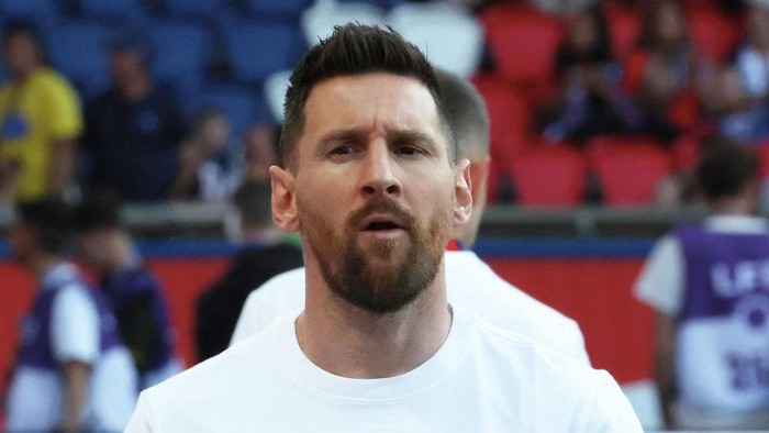 PARIS, FRANCE - JUNE 03: Lionel Messi #30 of Paris Saint-Germain reacts with a tee-shirt in honnor of Sergi Ricco before the Ligue 1 match between Paris Saint-Germain and Clermont Foot at Parc des Princes on June 03, 2023 in Paris, France. (Photo by Xavier Laine/Getty Images)