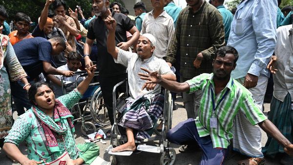 Aksi Protes Penyandang Disabilitas di Dhaka, Tuntut Tunjangan Naik