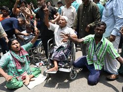 Aksi Protes Penyandang Disabilitas di Dhaka, Tuntut Tunjangan Naik